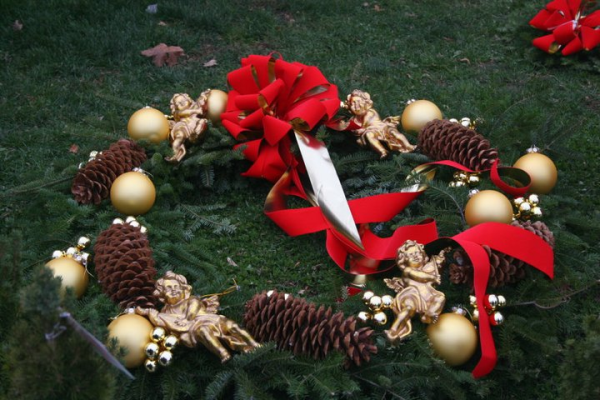 christmas_wreath_in_boston-resized-600.jpg