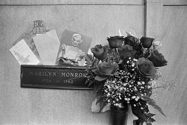 Marilyn Monroe grave flowers