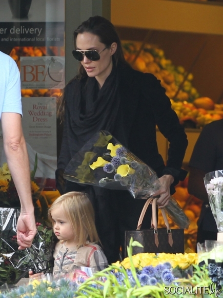 angelina-jolie-vivienne-flower-shop-london-07232011-12-435x580