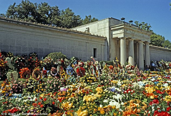 elvis funeral flowers resized 600