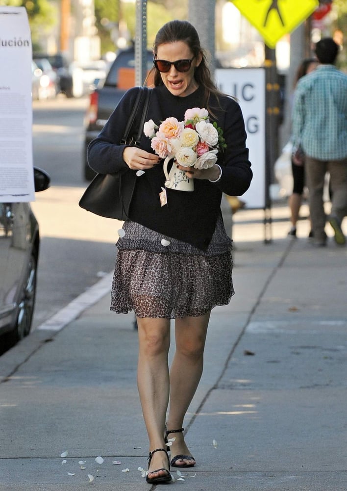 jennifer-garner-bringing-flowers-to-rose-restaurant-in-venice-beach-11-11-2016_5.jpg